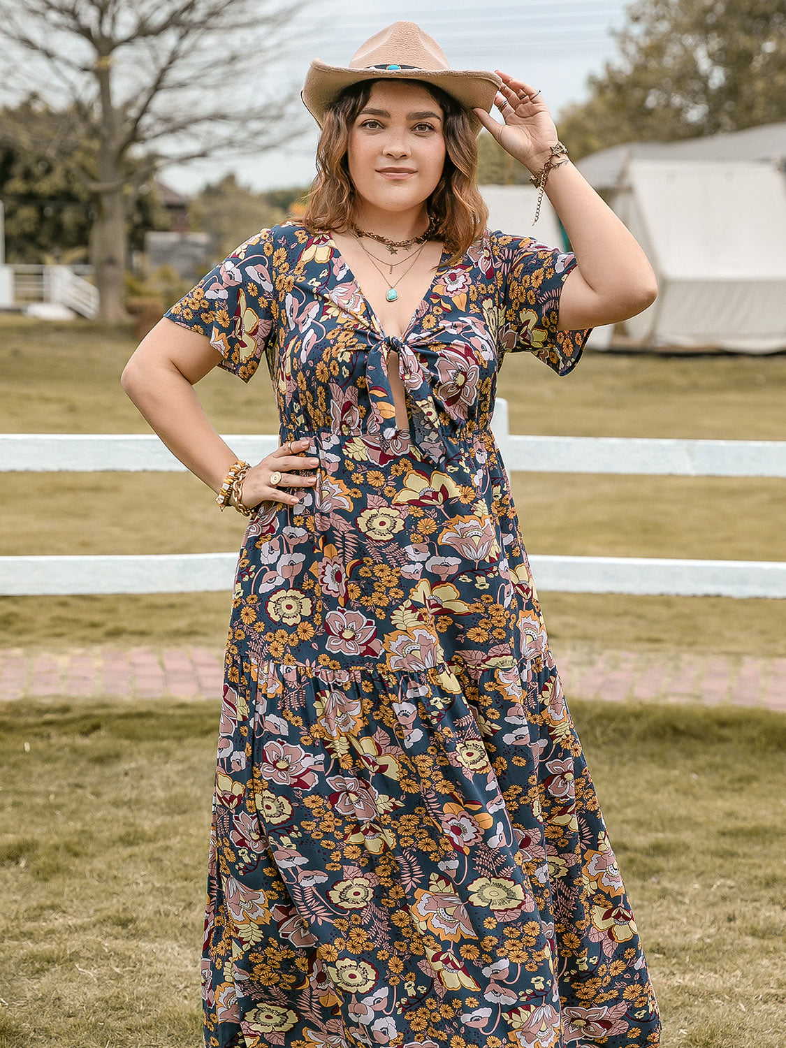 Stilla | Plus Size Bundet Trykt Korte Ærmer Midi Kjole