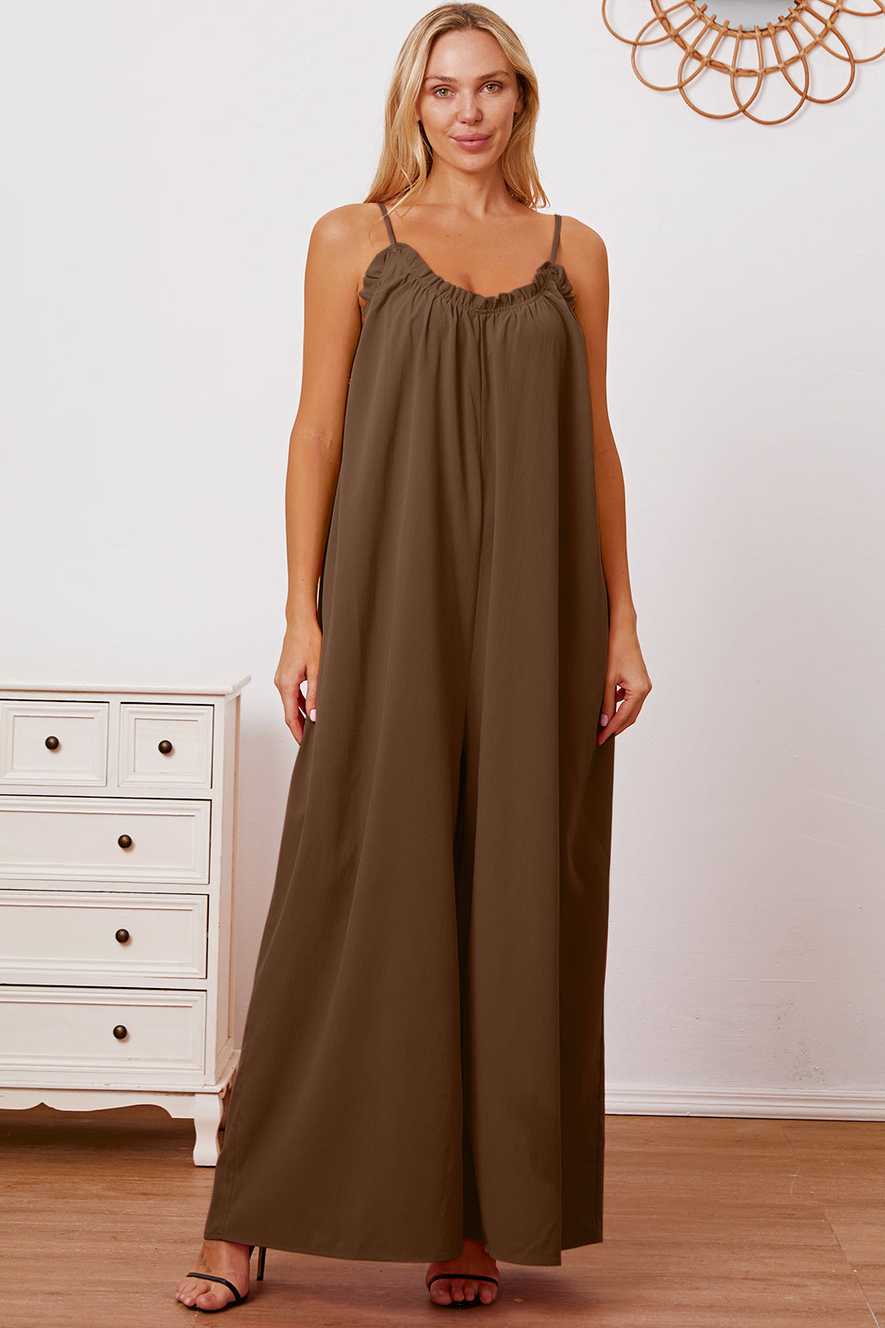 Stilla | Tag Full Size Ruffle Trim Tie Back Cami Jumpsuit Med Lommer