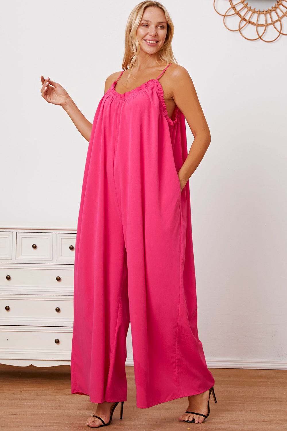 Stilla | Tag Full Size Ruffle Trim Tie Back Cami Jumpsuit Med Lommer