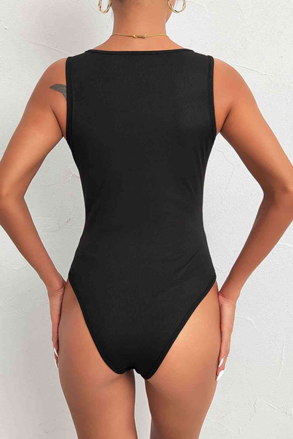 Stilla | Blonde Dyb V Ærmeløs Bodysuit