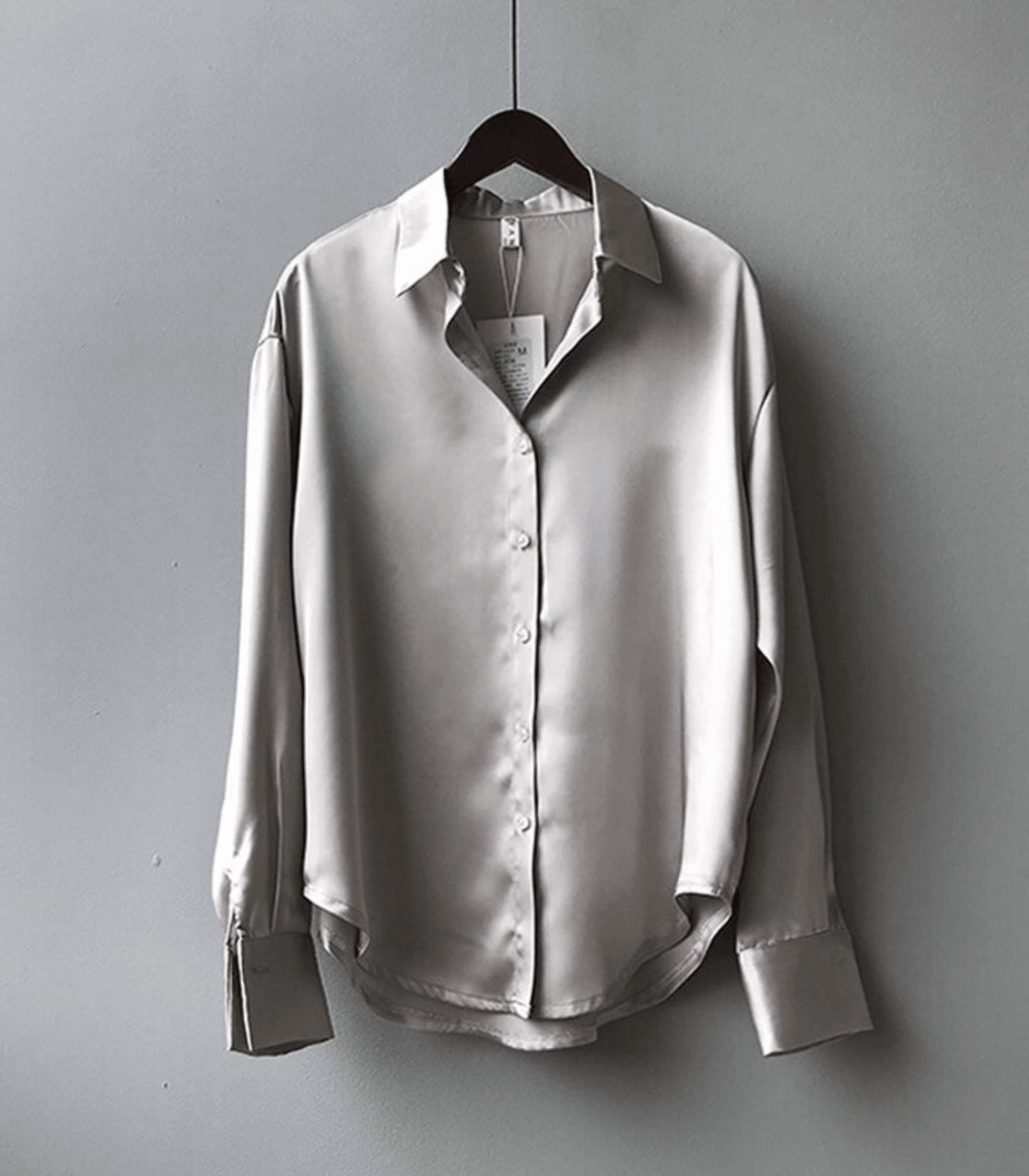 Stilla | Bluse i silkesatin med knapper