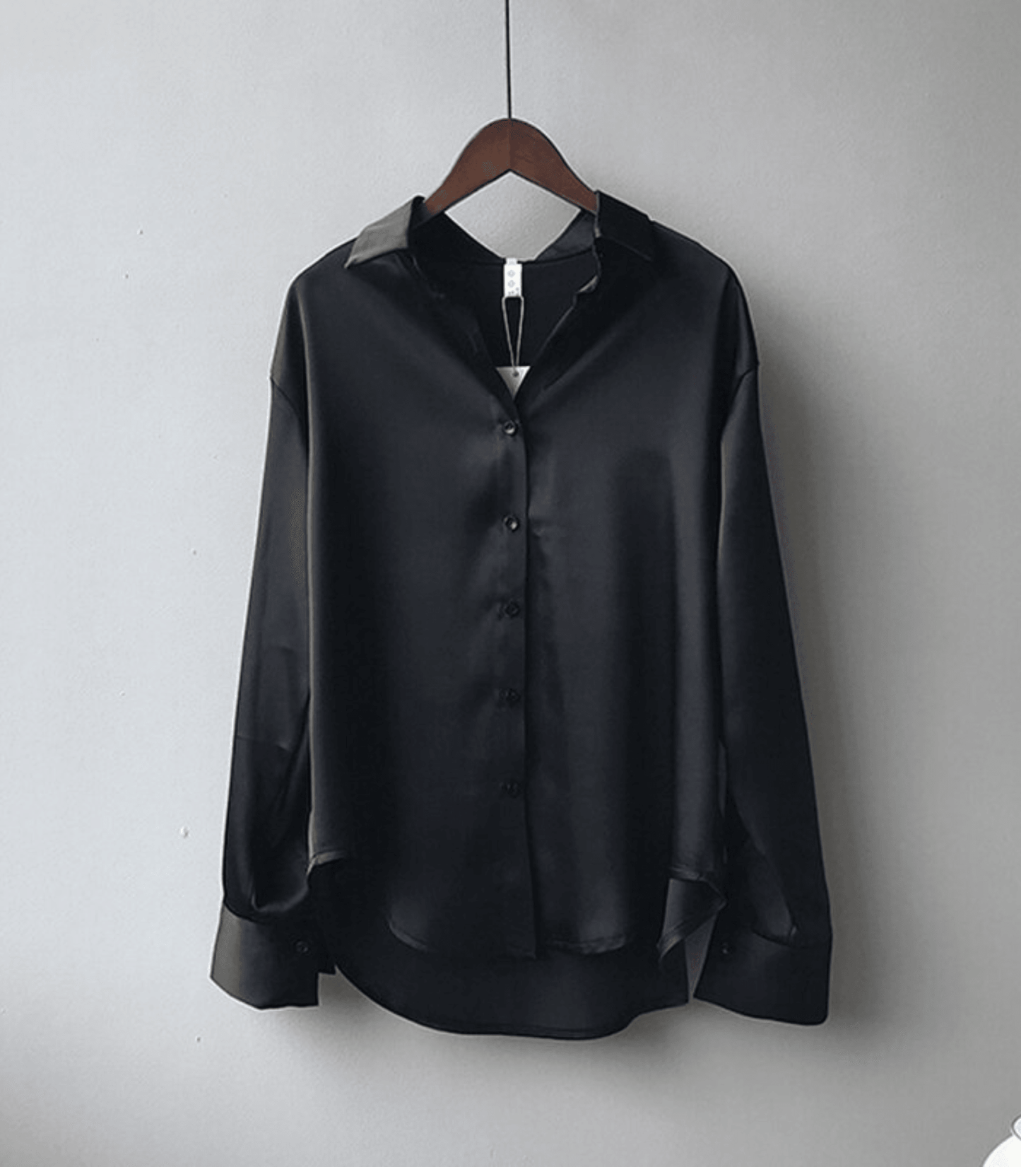 Stilla | Bluse i silkesatin med knapper