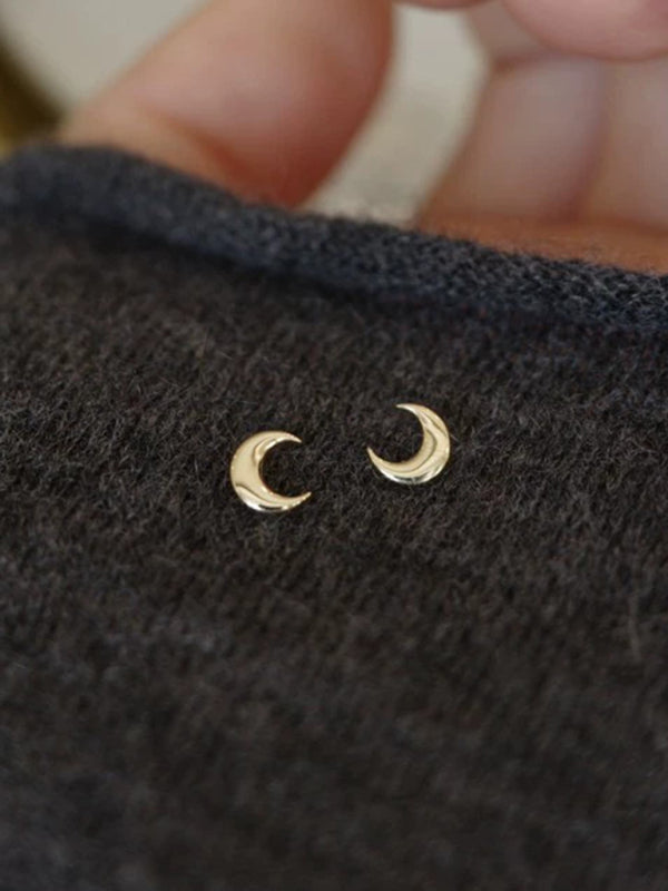 Stilla | Simple Small Crescent Moon Øreringe