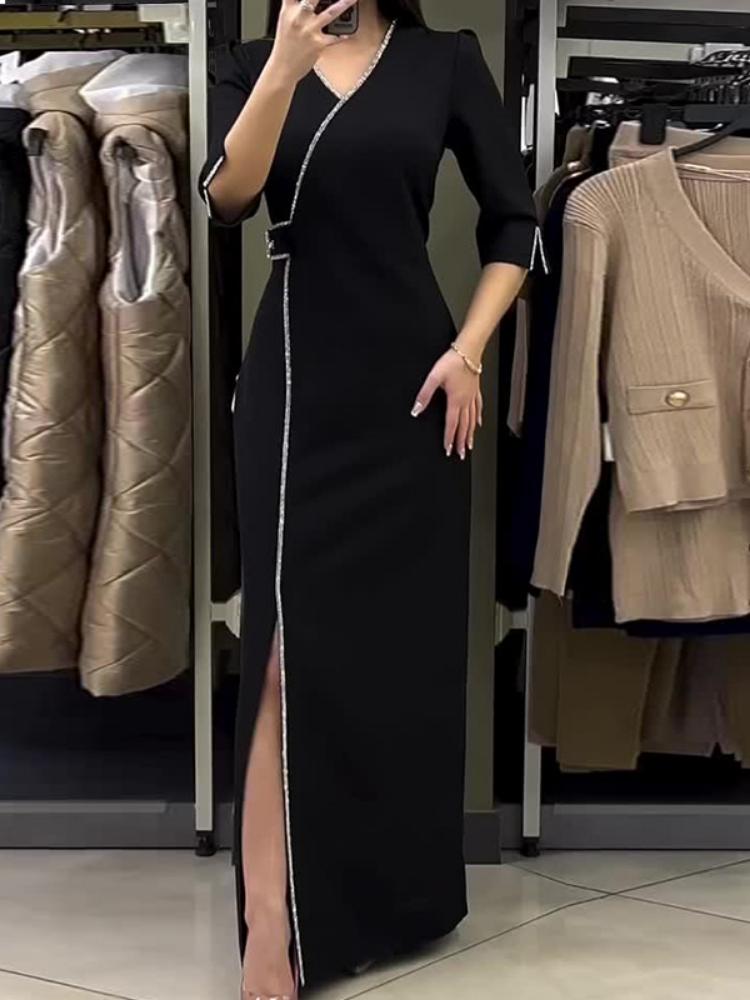 Stilla | Lang Sort Kjole Med Frynser Detaljer Og Elegant Broche