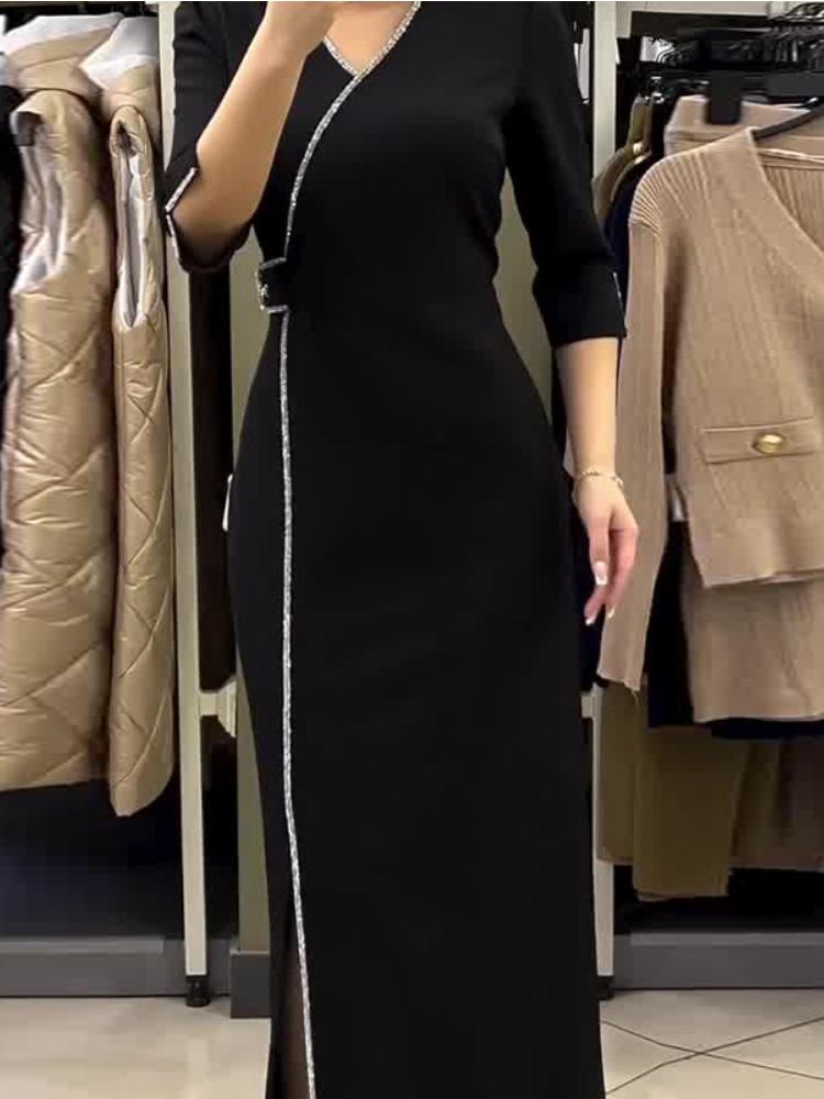 Stilla | Lang Sort Kjole Med Frynser Detaljer Og Elegant Broche