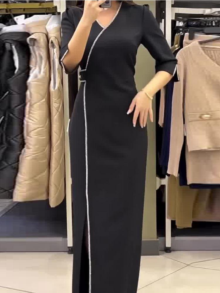 Stilla | Lang Sort Kjole Med Frynser Detaljer Og Elegant Broche