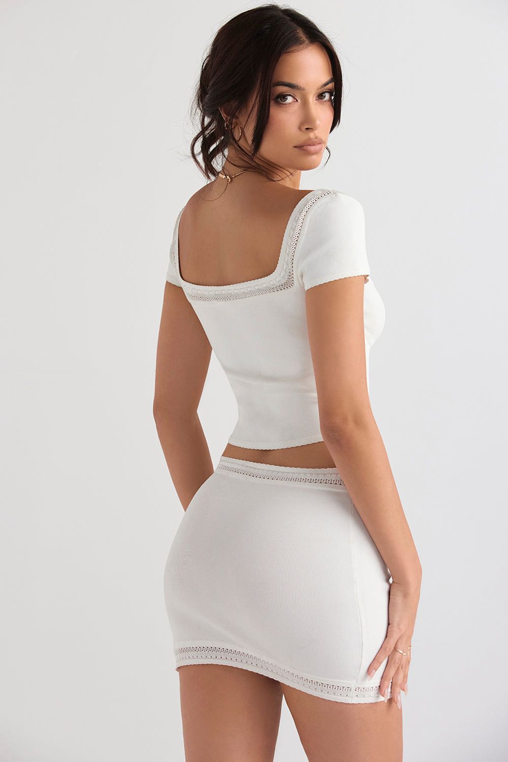 Stilla | Elfenbensfarvet Elegante Ribstrikket Top Med Mini Nederdel
