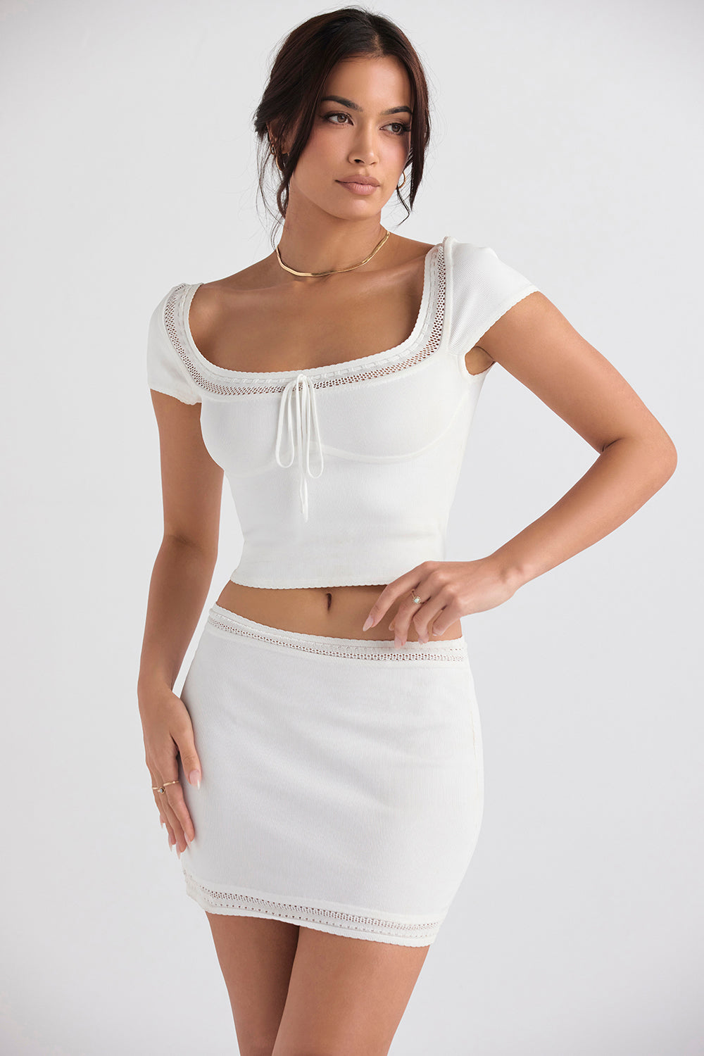 Stilla | Elfenbensfarvet Elegante Ribstrikket Top Med Mini Nederdel