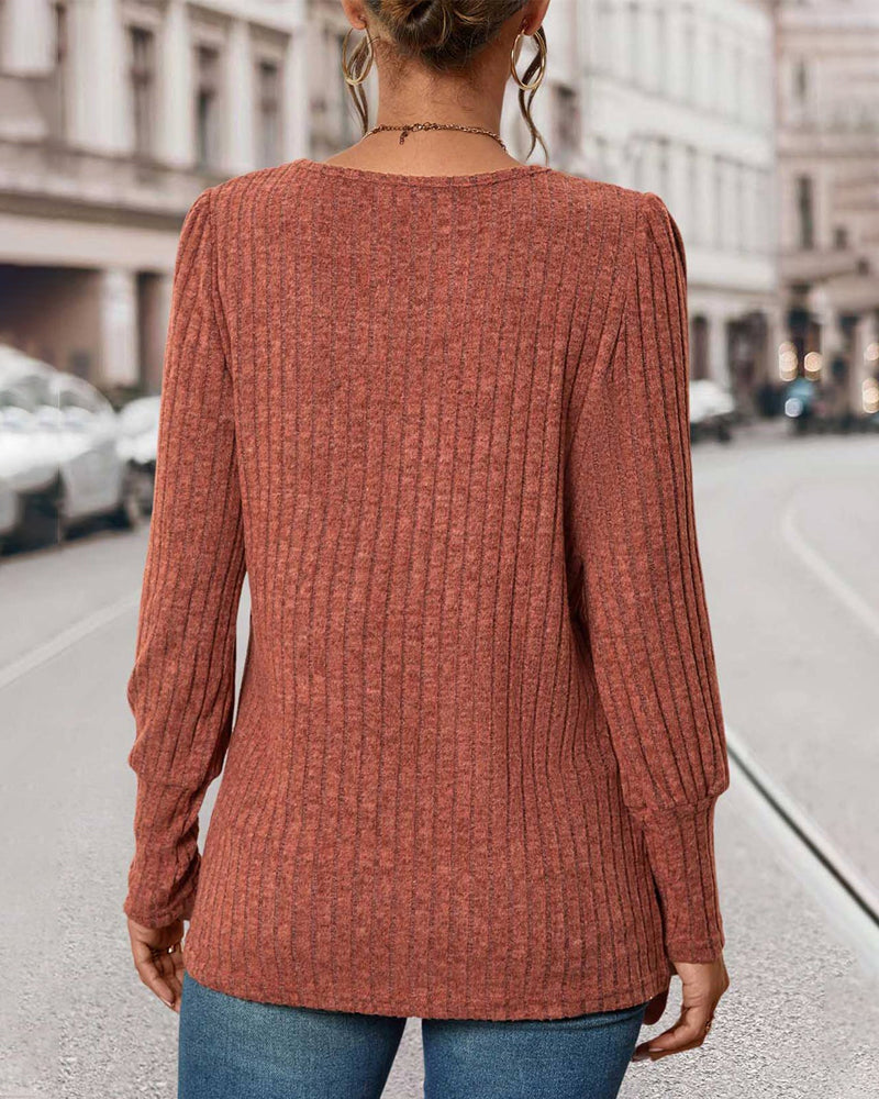 Stilla | Elegant ribtrøje med knapdetaljer