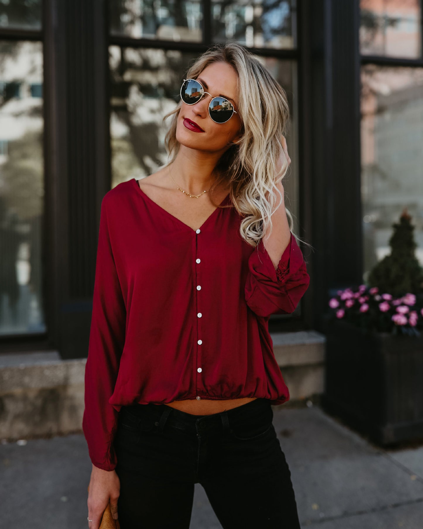 Dame afslappet bluse med dyb V-udskæring og knapdetaljer Stilla