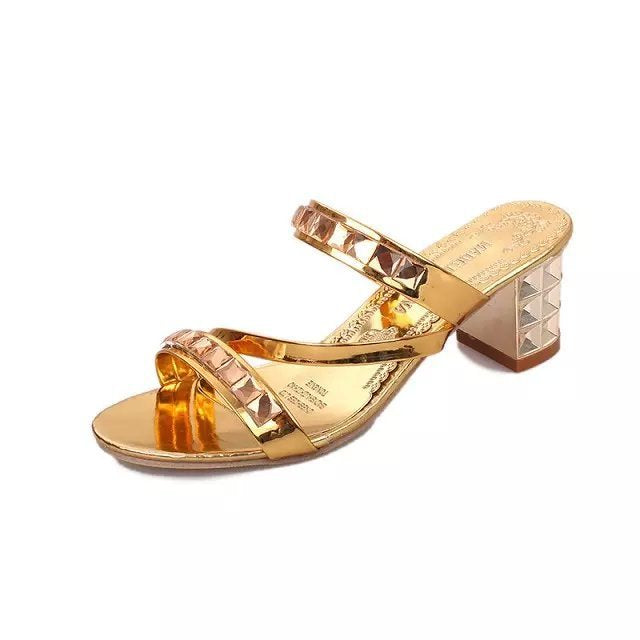 Dame åbne blokhælsandaler med skinnende remdesign og elegant applikation Stilla