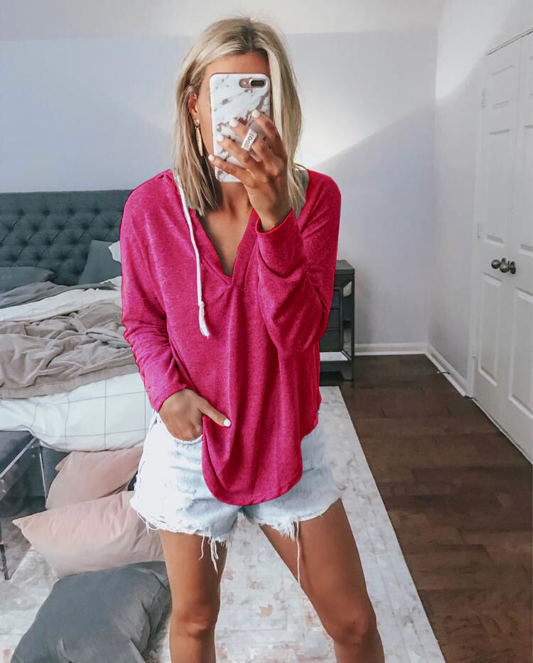 Dame afslappet hoodie-top med dyb v-hals og moderne snit Stilla