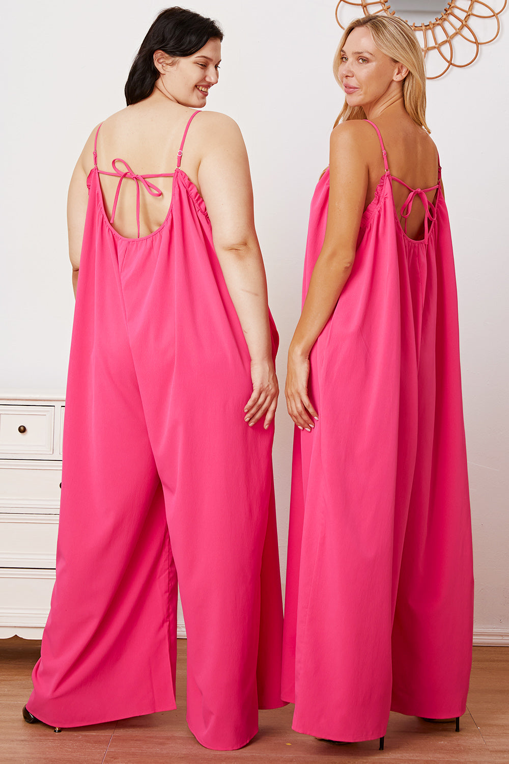 Stilla | Tag Full Size Ruffle Trim Tie Back Cami Jumpsuit Med Lommer