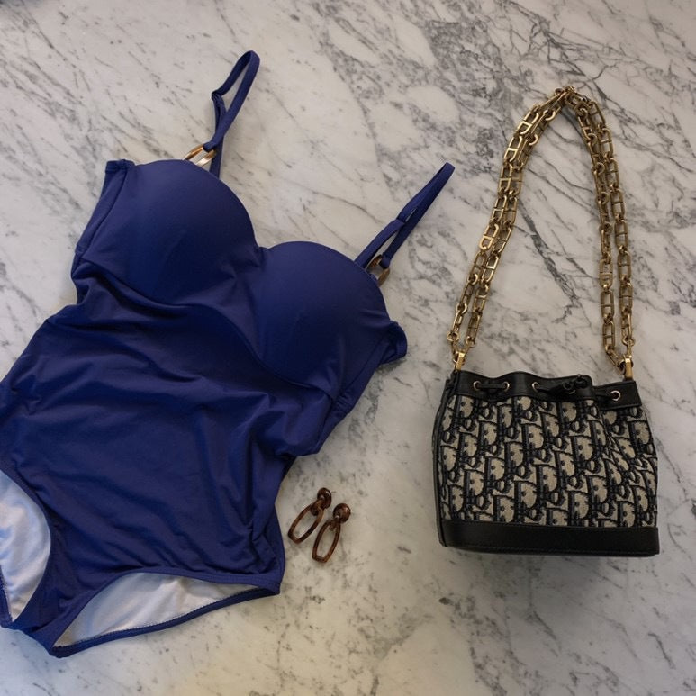 Dame elegant badedragt med moderne indpakningsdesign og figurskabende rynkning Stilla