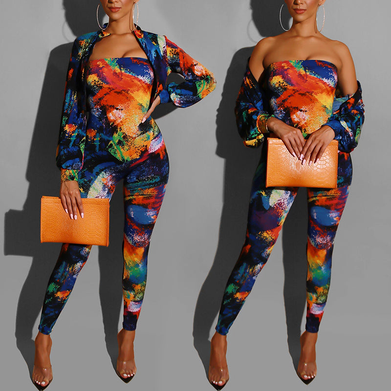 Dame strapless jumpsuit med farverigt penselstræk-design og figursyet pasform Stilla