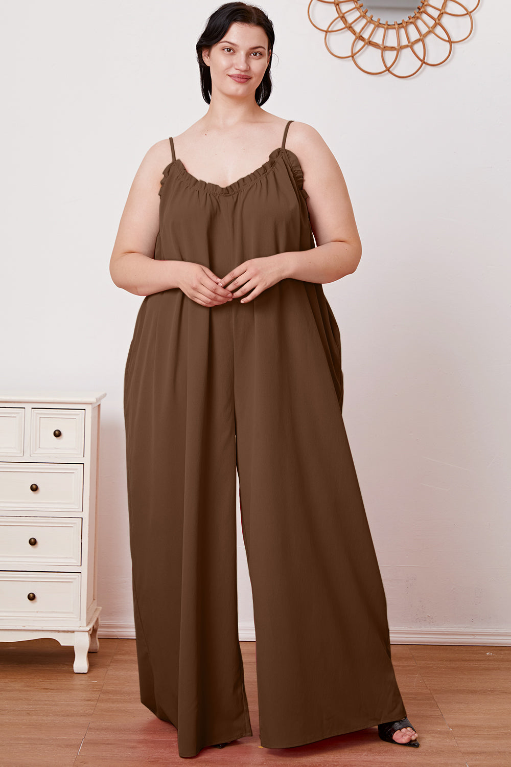 Stilla | Tag Full Size Ruffle Trim Tie Back Cami Jumpsuit Med Lommer