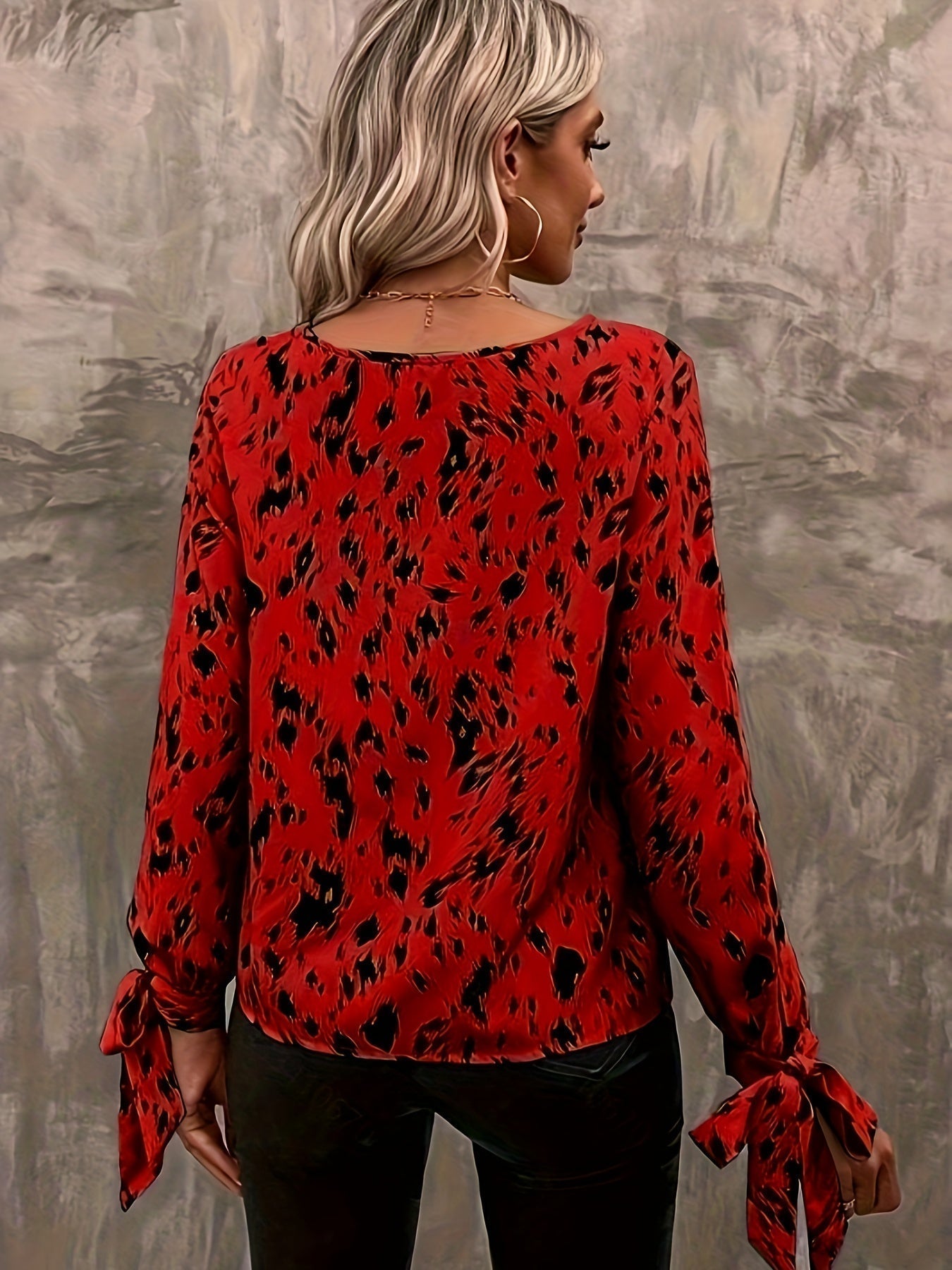 Stilla | Elegant Bluse Med Lange Ærmer Og Bundet Manchetter