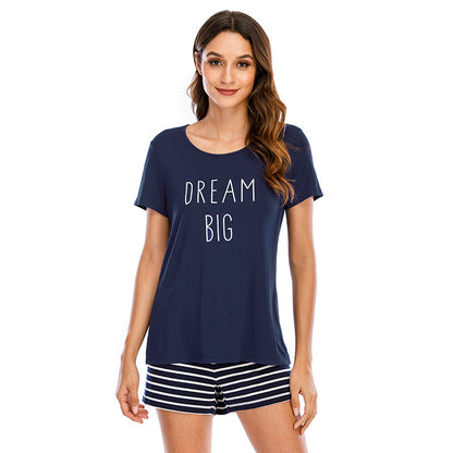 Dame Pyjama-sæt med moderigtigt kortærmet t-shirt og stribede shorts Stilla