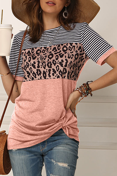 Stilla | Casual Stribede Leopard T-shirts Med Rund, Slidset og Rynket Udsnit