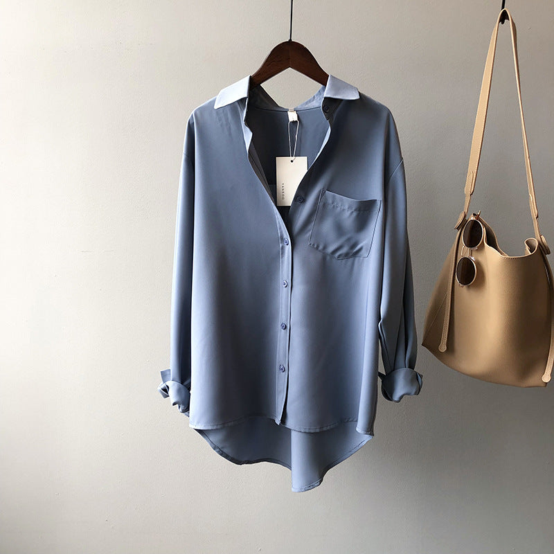 Dame elegant bluse i let, åndbart materiale med preppy skjortekrave og brystlomme Stilla