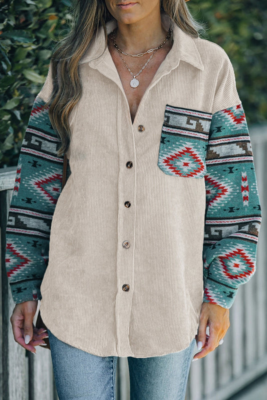 Stilla | Lette bluser med geometrisk tryk og patchwork lommer samt kontrasterende ombukket krave