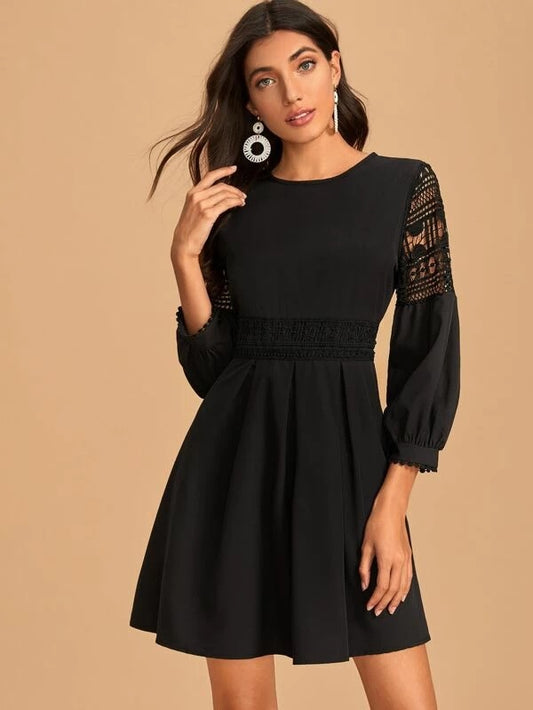 Dame elegant chiffon kjole med spidsærme og figursyet accent Stilla