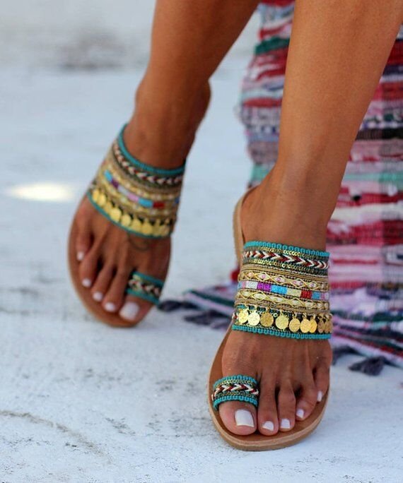 Dame åbne sandaler med dekorative metal accenter og flerfarvet vævemønster Stilla