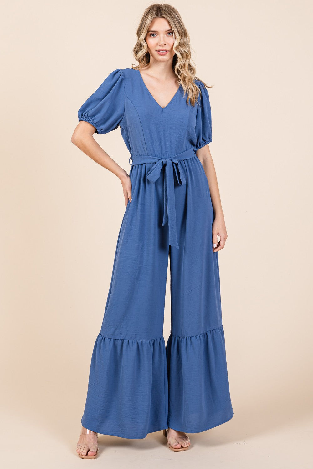 Stilla | Full Size V-hals Bælte Bred Ben Jumpsuit