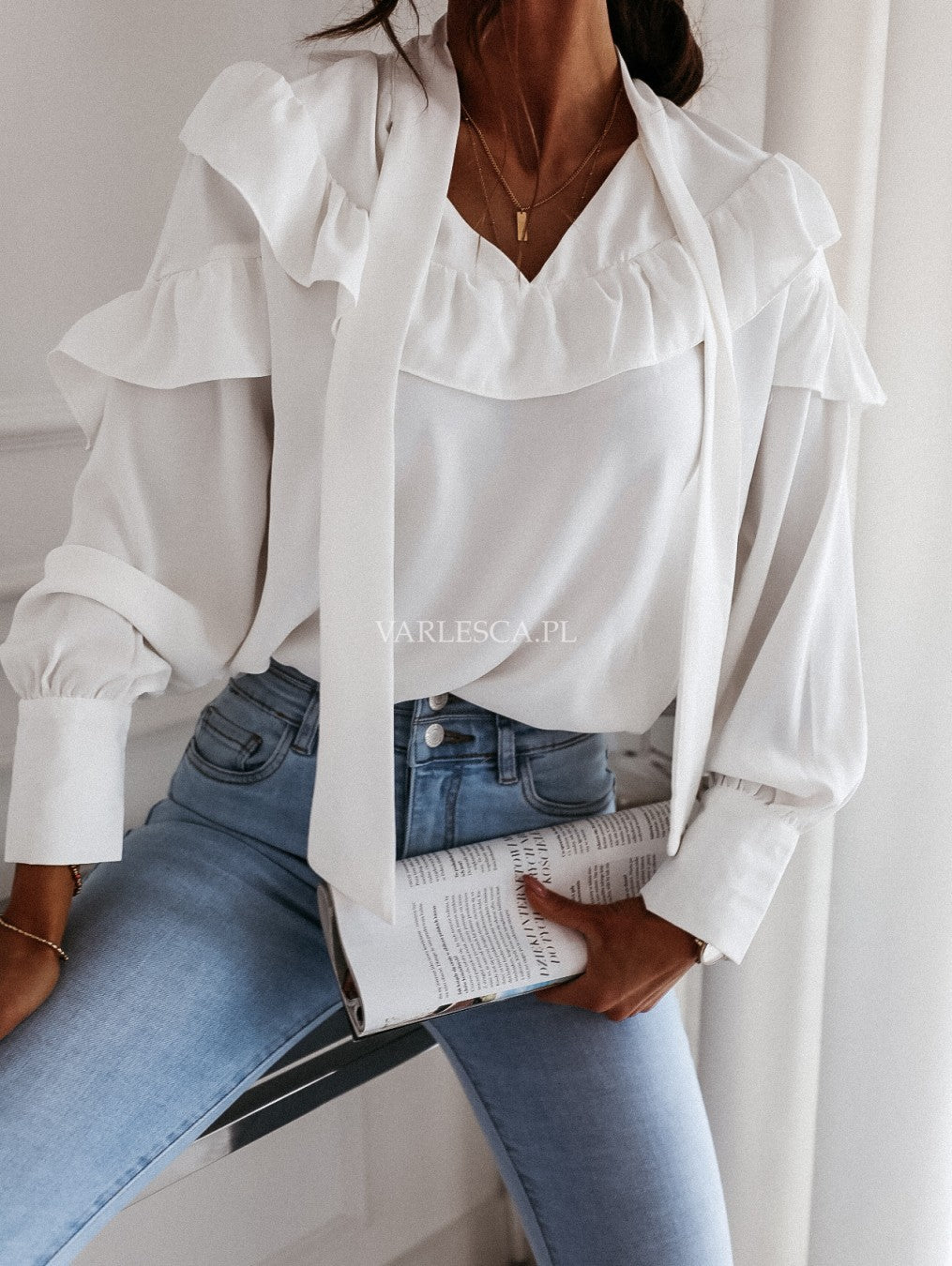 Dame elegant bluse med ruffle detaljer og sløjfe accent Stilla