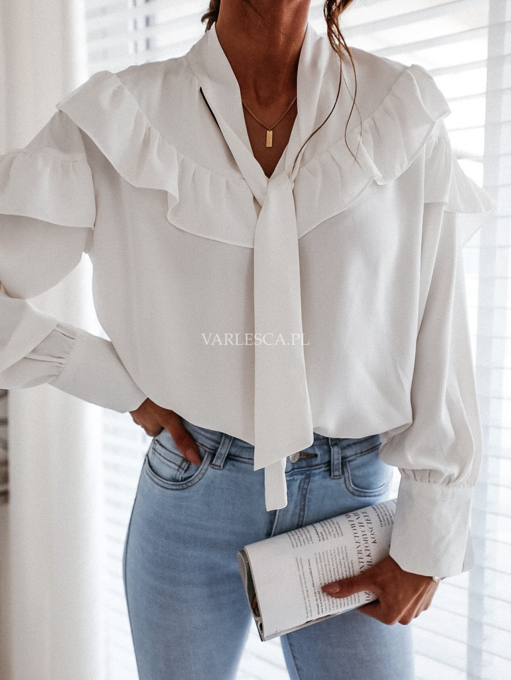 Dame elegant bluse med ruffle detaljer og sløjfe accent Stilla