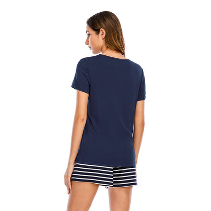 Dame Pyjama-sæt med moderigtigt kortærmet t-shirt og stribede shorts Stilla