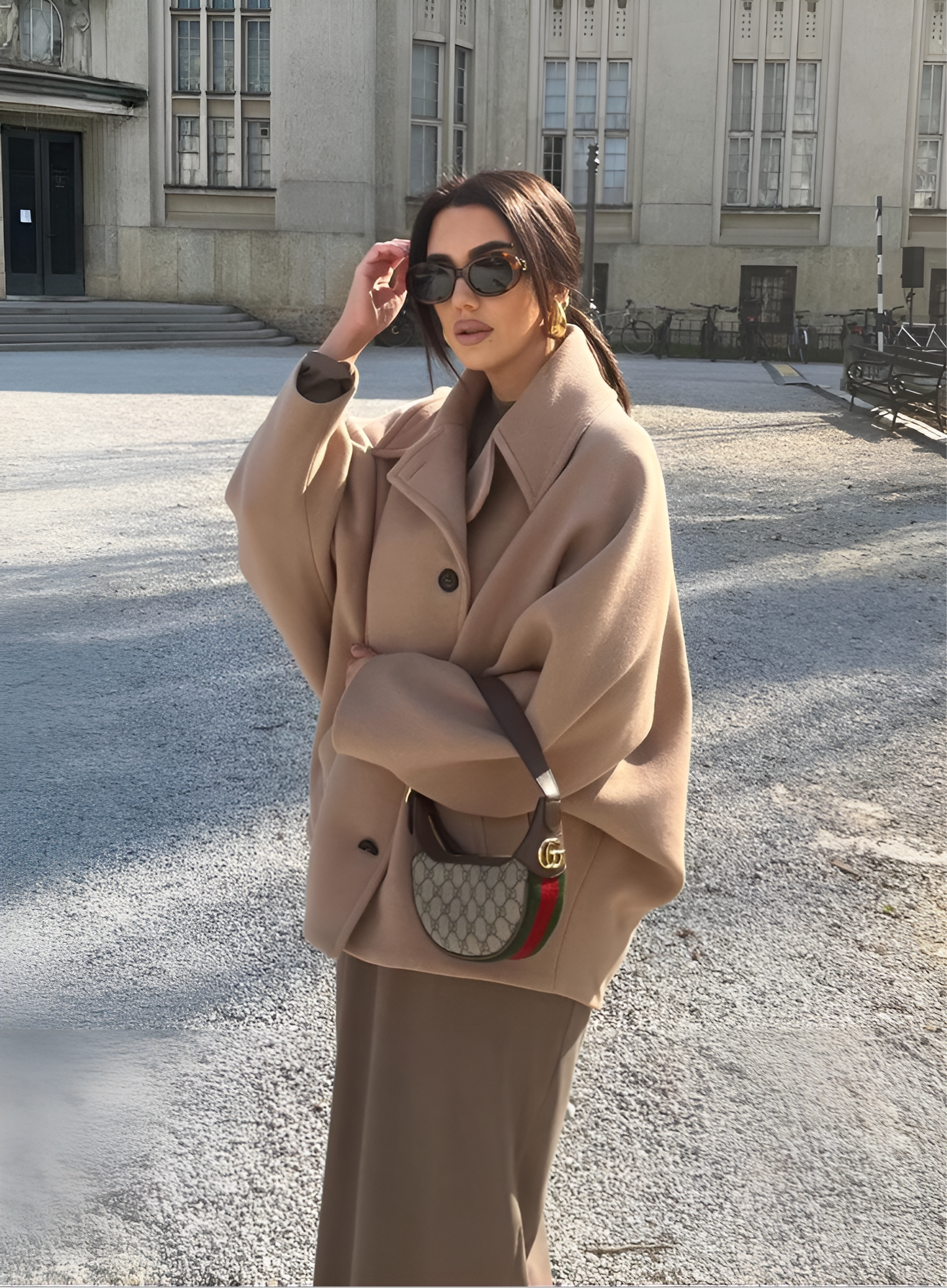 Stilla | Elegant Knaplukket Kvinders Cape Uldblanding