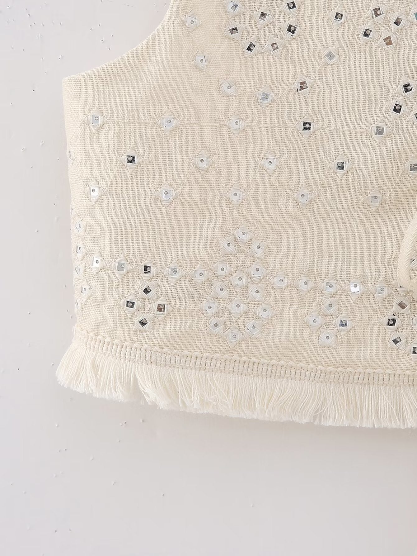 Stilla | Kort fritidsvest til kvinder om foråret med broderi og sløjfe