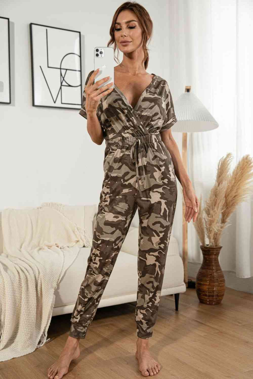 Stilla | Halsbundet Kortærmet Jumpsuit
