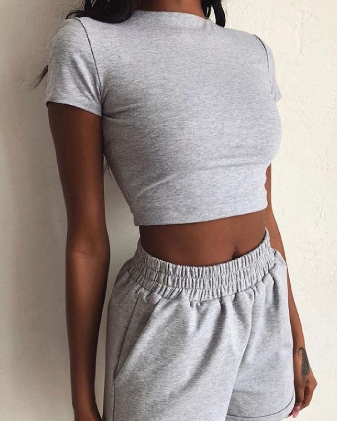 Dame Cropped Rullekraveoverdel og Relaxed Fit Shorts Sæt Stilla