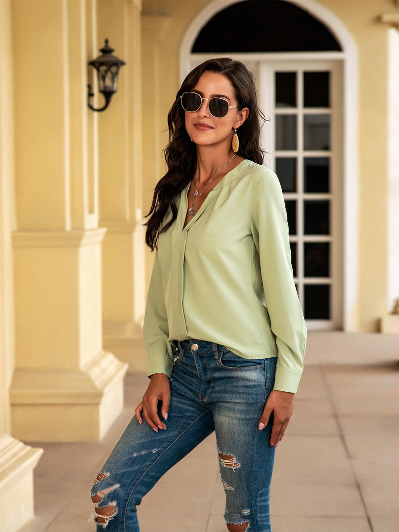 Dame elegant bluse med dyb V-udskæring og afslappet folder Stilla