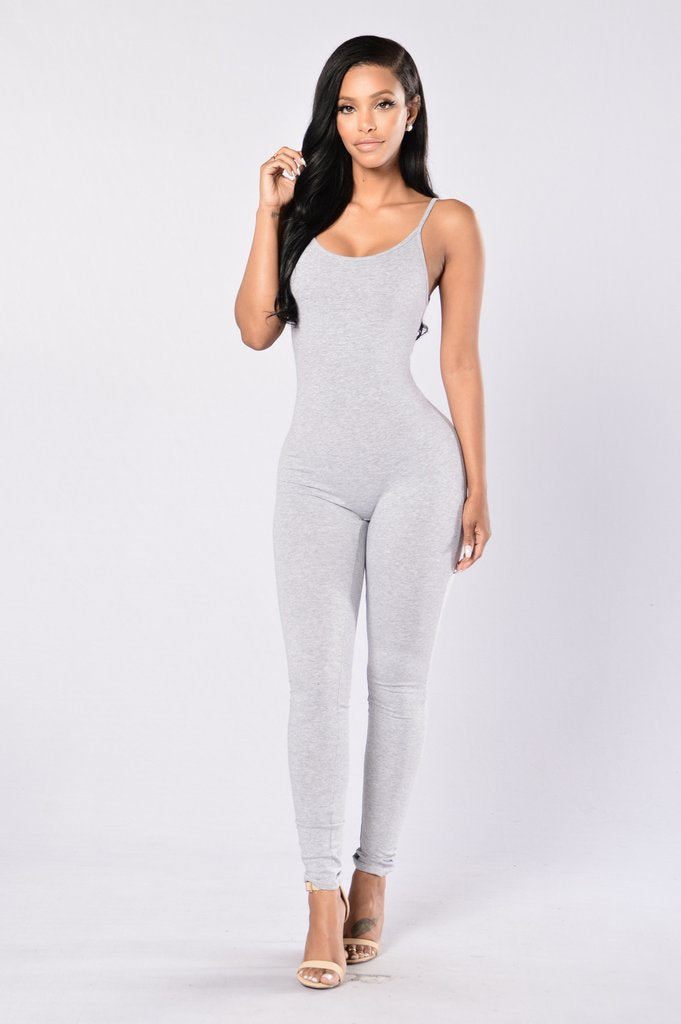 Dame komfortabel og figurformet jumpsuit med smalle stropper Stilla