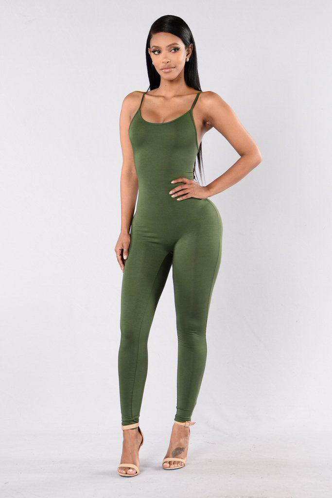 Dame komfortabel og figurformet jumpsuit med smalle stropper Stilla