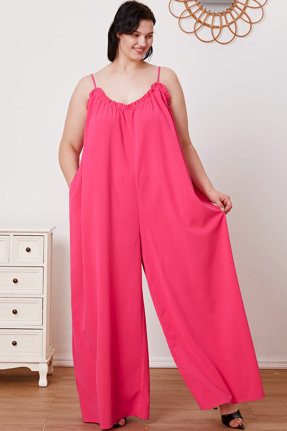 Stilla | Tag Full Size Ruffle Trim Tie Back Cami Jumpsuit Med Lommer