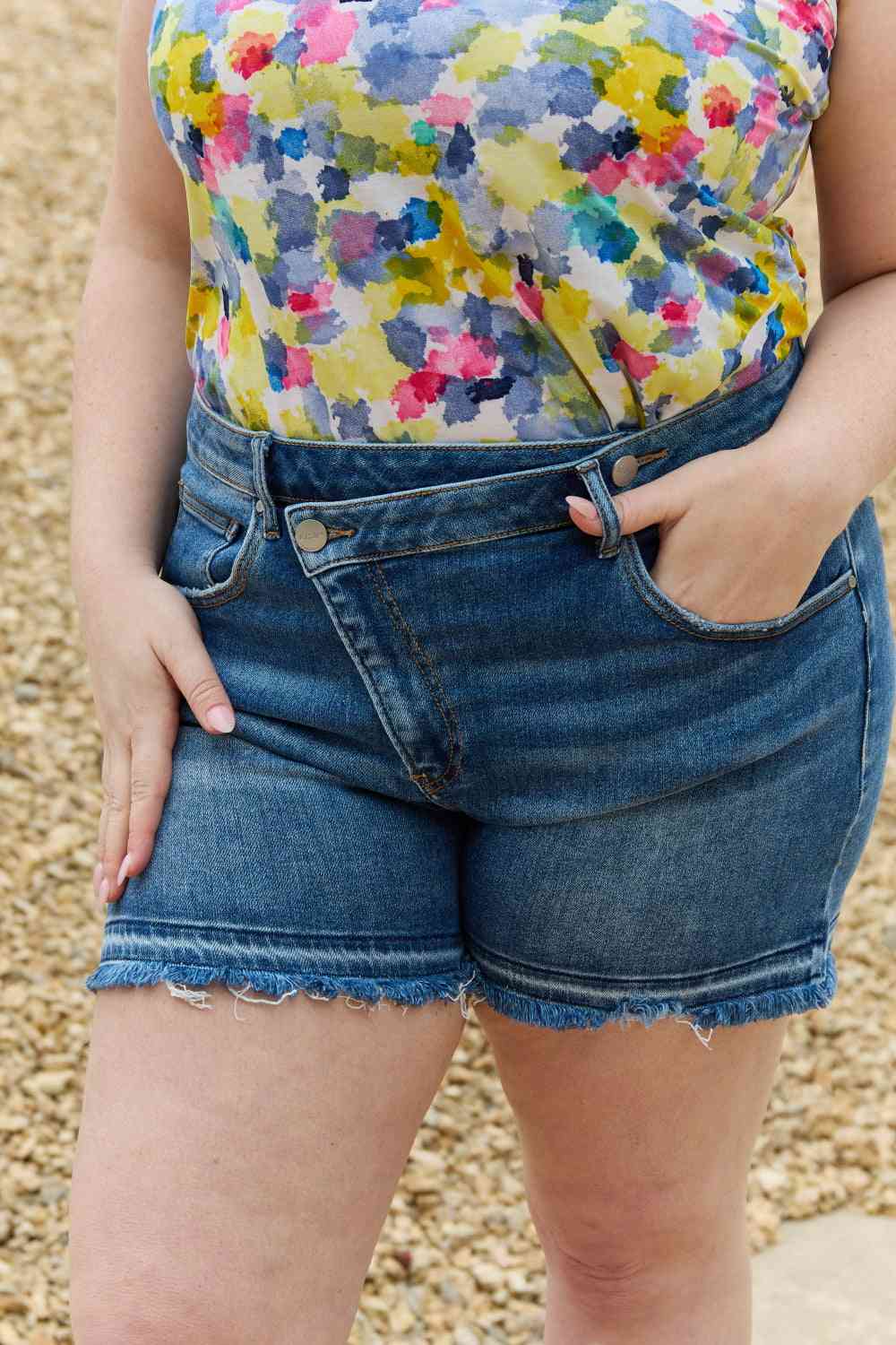 Stilla | Maya Fuld Størrelse Mellem Høj Asymmetrisk Shorts