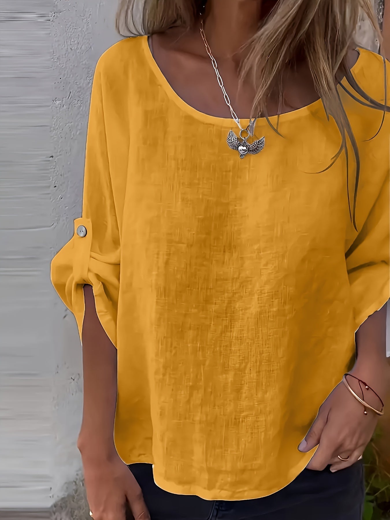 Stilla | Elegant Hvid Dametop, Minimalistisk Design, Rund Halsudskæring, Polyester