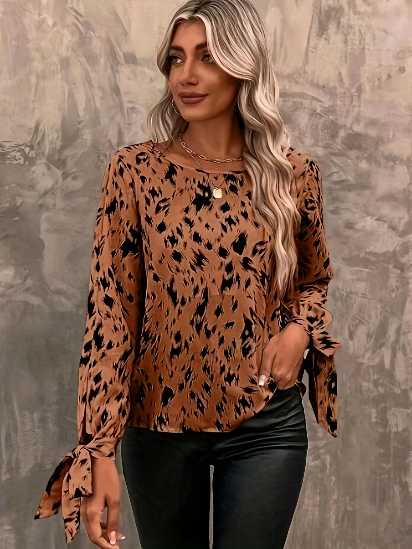 Stilla | Elegant Bluse Med Lange Ærmer Og Bundet Manchetter