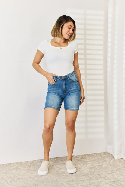 Stilla | Blå Full Size Tummy Control Double Button Bermuda Denim Shorts
