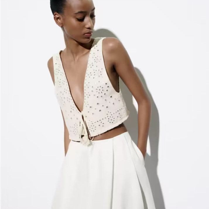 Stilla | Kort fritidsvest til kvinder om foråret med broderi og sløjfe