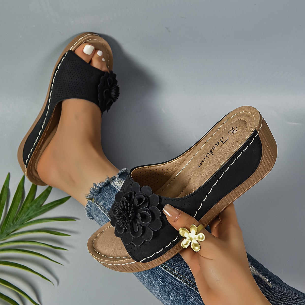 Stilla | Sandaler Med Kilehæl, Komfortable Slip on Sko Med Blomsterudsmykning