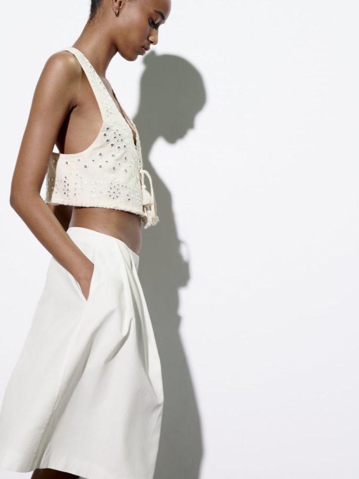 Stilla | Kort fritidsvest til kvinder om foråret med broderi og sløjfe