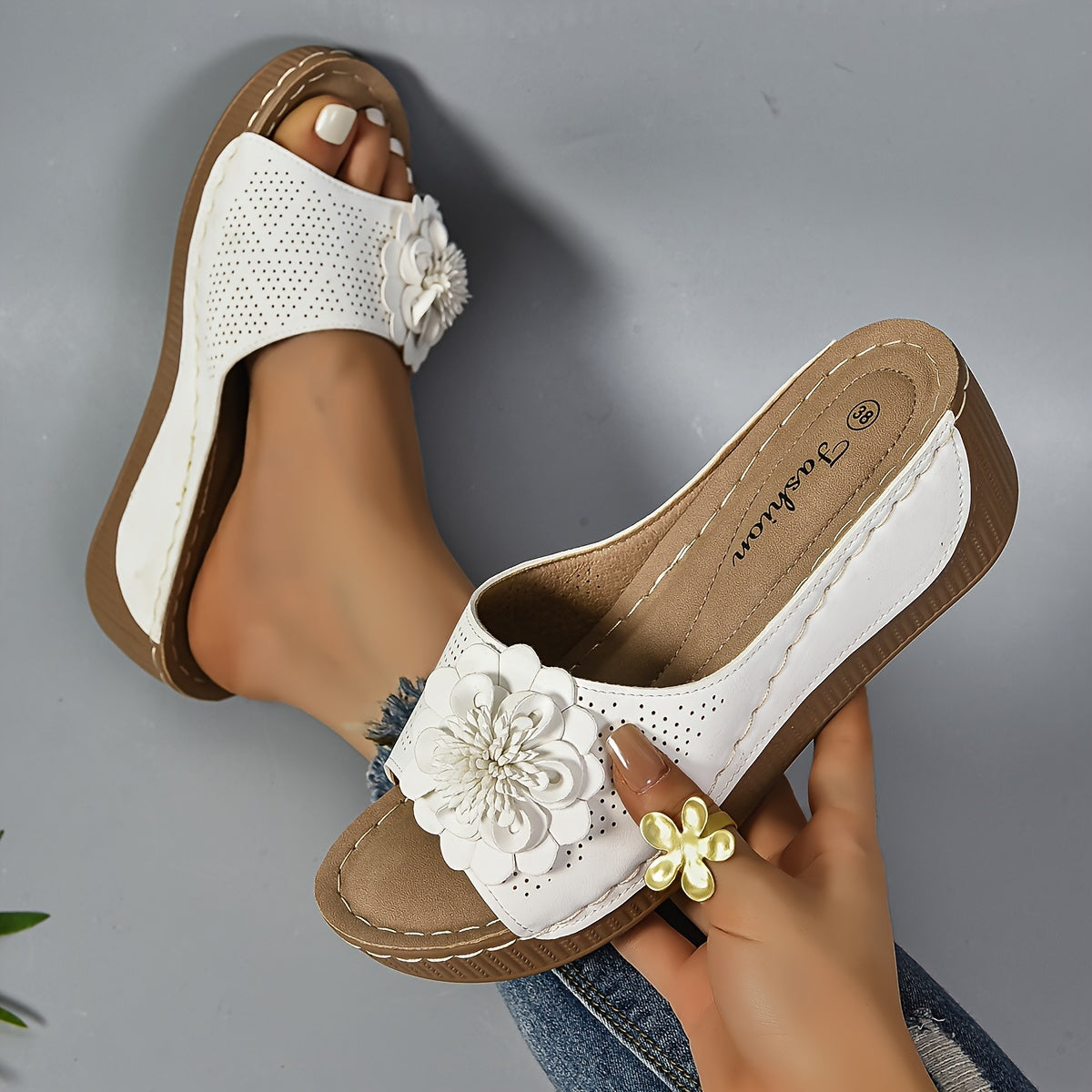 Stilla | Sandaler Med Kilehæl, Komfortable Slip on Sko Med Blomsterudsmykning
