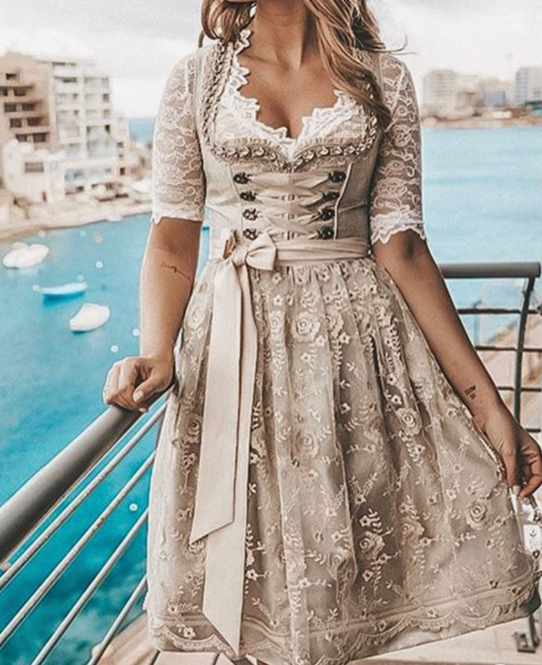Stilla | Traditionelt Tysk Dirndl Kjole Med Snørebånd Og Blonde Bluse