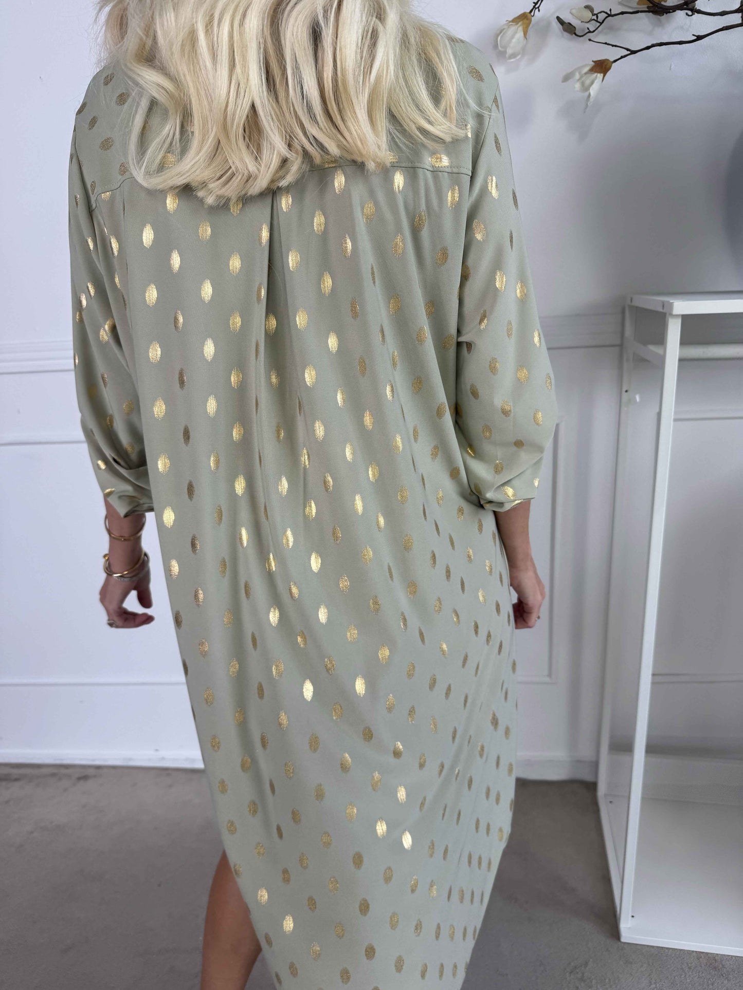 Stilla | Langt Elastisk Kjole Med Guldprint