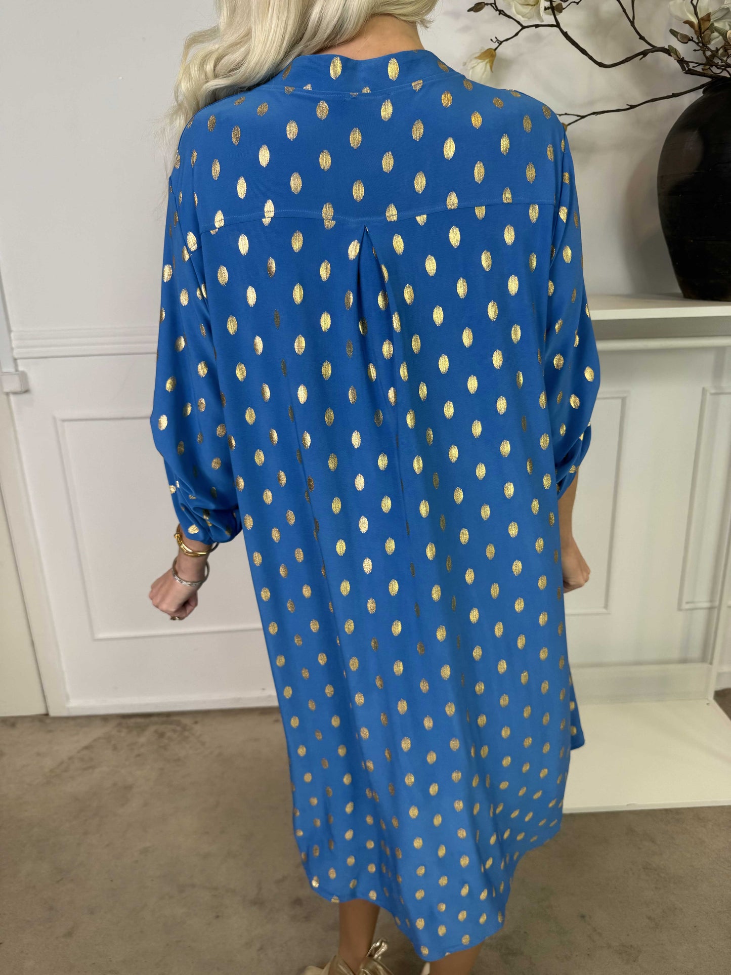 Stilla | Langt Elastisk Kjole Med Guldprint